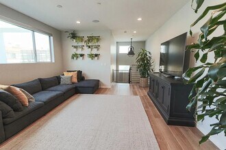 523 S Broadway in Redondo Beach, CA - Building Photo - Building Photo