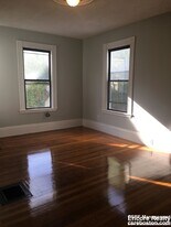 12 Saunders St in Boston, MA - Building Photo