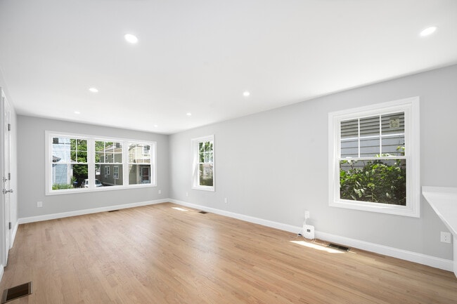 28 Grosvenor Ave, Unit 1