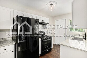 2155 W Woodberry Ave in East Point, GA - Foto de edificio - Building Photo