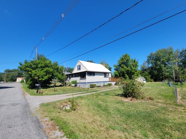 1494 Thompson Rd in Franklin, PA - Building Photo - Building Photo