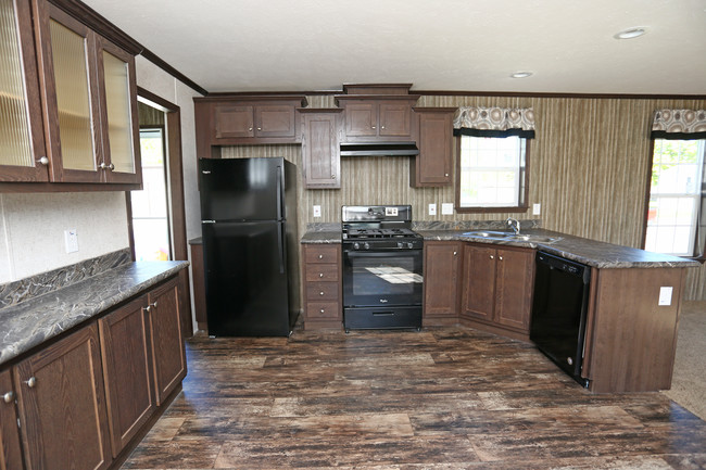 Candlewick Court in Owosso, MI - Building Photo - Interior Photo