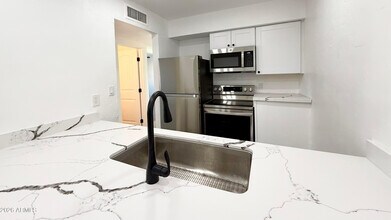 2739 E Tamarisk Ave in Phoenix, AZ - Foto de edificio - Building Photo