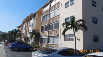 211 NE 8th Ave, Unit Turf Condo in Hallandale Beach, FL - Building Photo - Building Photo