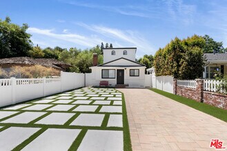 5541 Fallbrook Ave in Los Angeles, CA - Building Photo - Building Photo