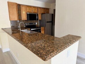 560 S Park Rd in Hollywood, FL - Building Photo - Building Photo