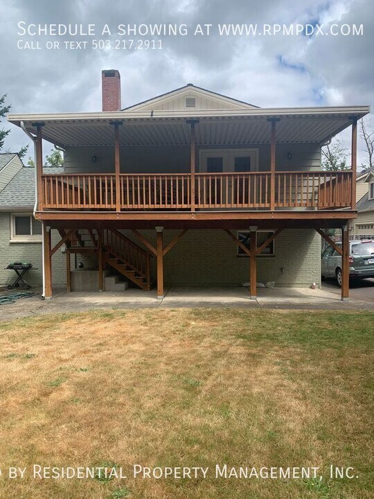 9810 SW 55th Ave in Portland, OR - Building Photo