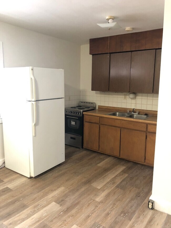 104 W Hudson St-Unit -Apartment B in Pittsburg, KS - Building Photo - Building Photo