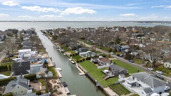 7 Whiting Rd in East Quogue, NY - Building Photo