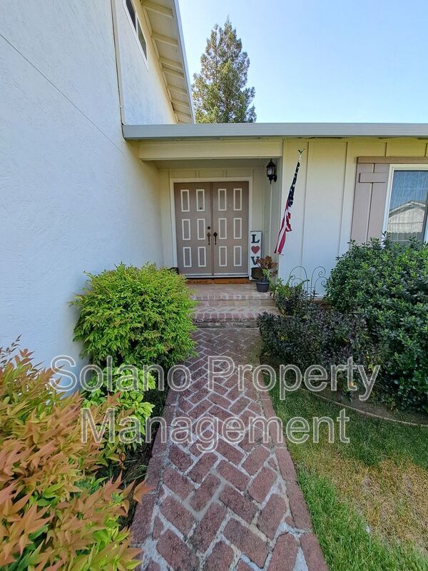 110 Wayne Ct in Vacaville, CA - Building Photo - Building Photo