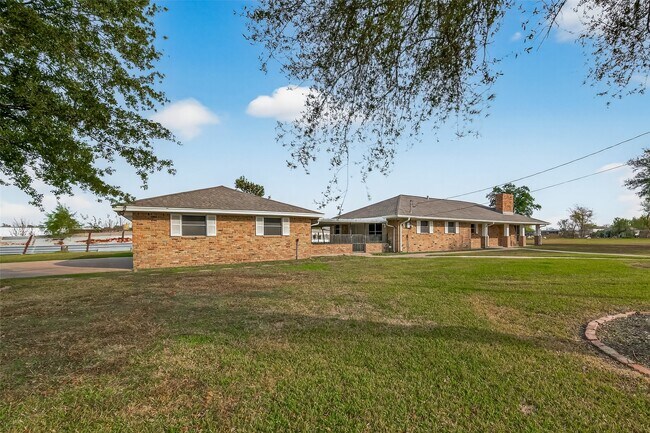 10645 Oak Brook Dr in Houston, TX - Building Photo - Building Photo