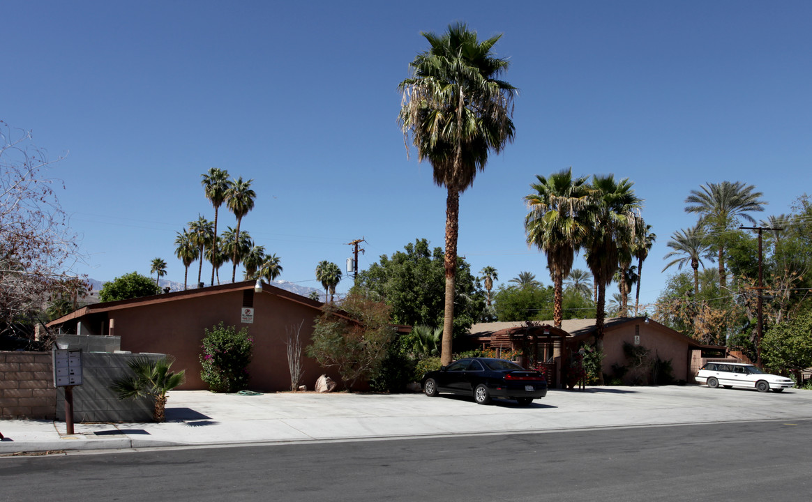 44635 Las Flores Ln in Palm Desert, CA - Building Photo