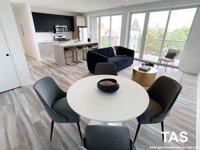 2533 W Fullerton Ave in Chicago, IL - Foto de edificio - Building Photo