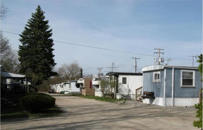 Plaza Court Mobile Home Community in Akron, OH - Foto de edificio