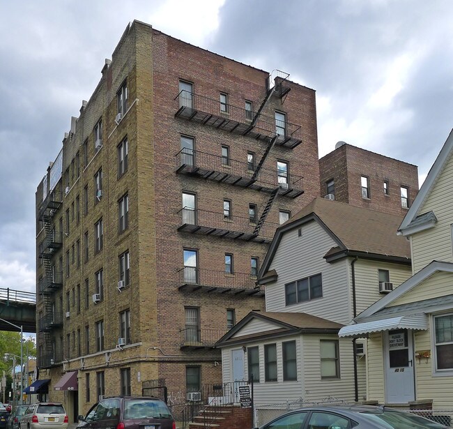 4005 59th St in Woodside, NY - Foto de edificio - Building Photo