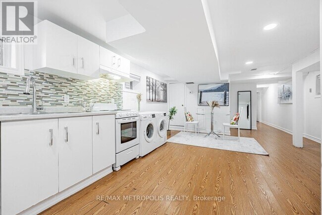 275 Christie St in Toronto, ON - Building Photo - Building Photo