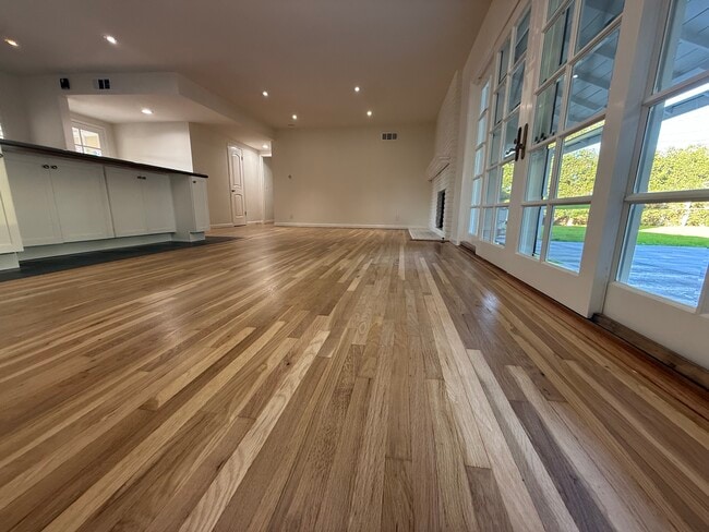 9344 Valjean Ave in North Hills, CA - Foto de edificio - Building Photo