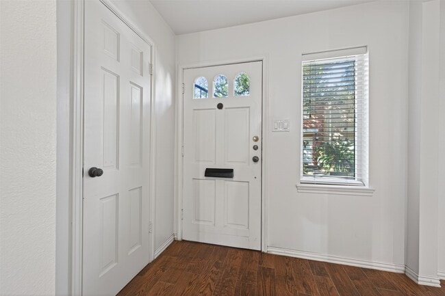 5530 Holly St in Houston, TX - Foto de edificio - Building Photo