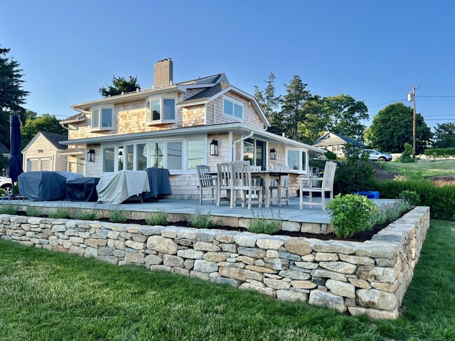 672 Mulberry Point Rd in Guilford, CT - Foto de edificio - Building Photo