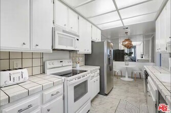 310 Tahiti Way in Marina Del Rey, CA - Building Photo - Building Photo