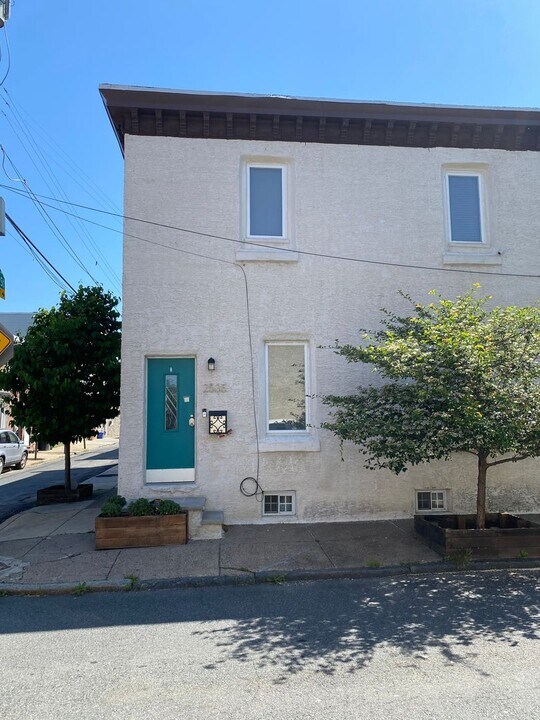 2535 Webb St in Philadelphia, PA - Building Photo