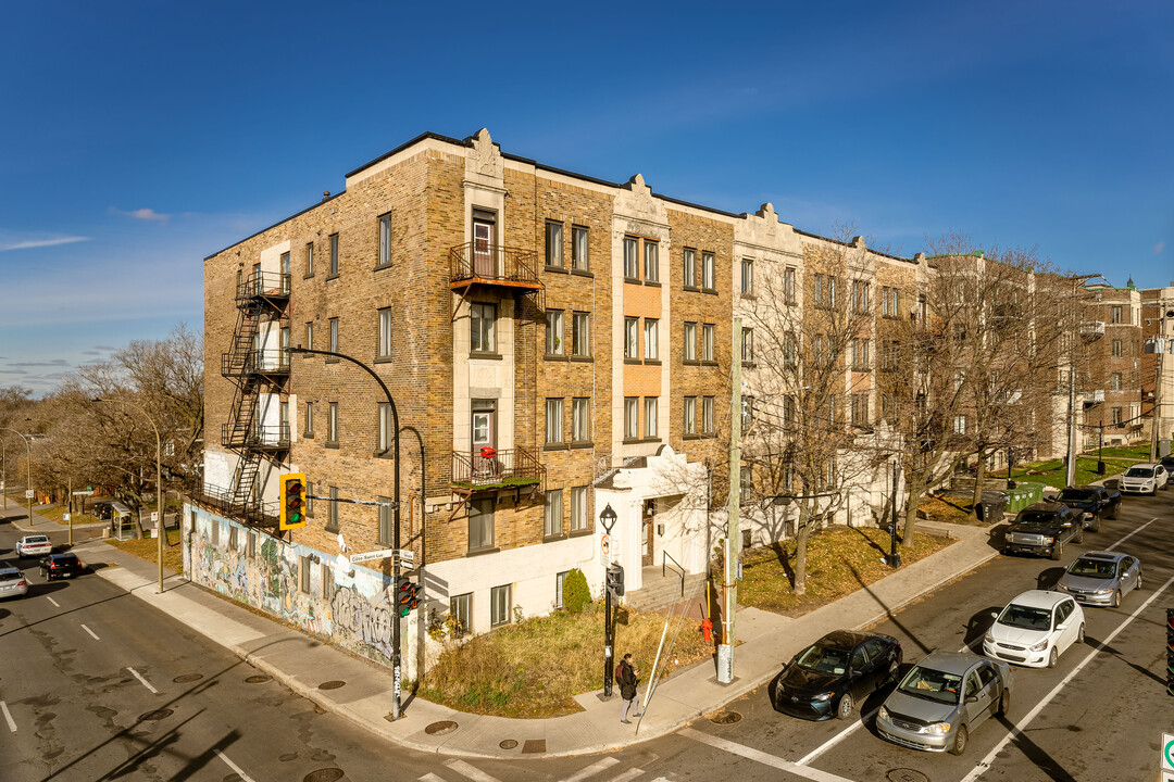 5275 De La Côte-Saint-Luc Ch in Montréal, QC - Building Photo