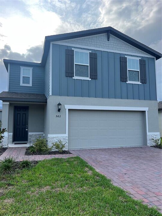 582 Amadoras Wy in St. Cloud, FL - Building Photo