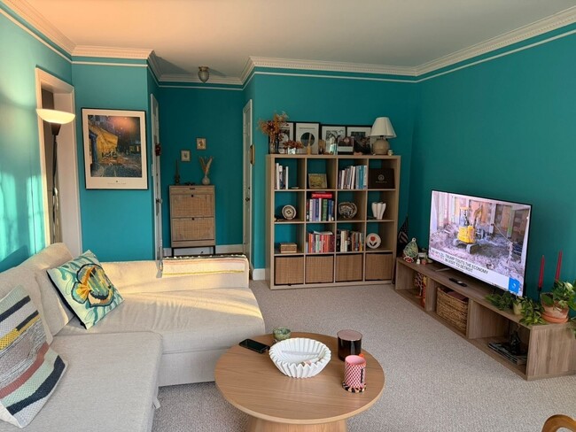 1800 West Abingdon Drive, Unit 201 in Alexandria, VA - Foto de edificio - Building Photo