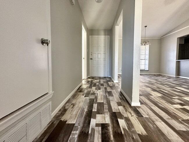 504 N Englewood Ave in Lubbock, TX - Foto de edificio - Building Photo