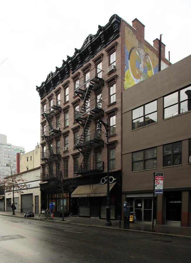 48-50 W Eighth St in New York, NY - Building Photo - Building Photo