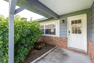 324 Pine Glen Ct in Englewood, FL - Building Photo - Building Photo