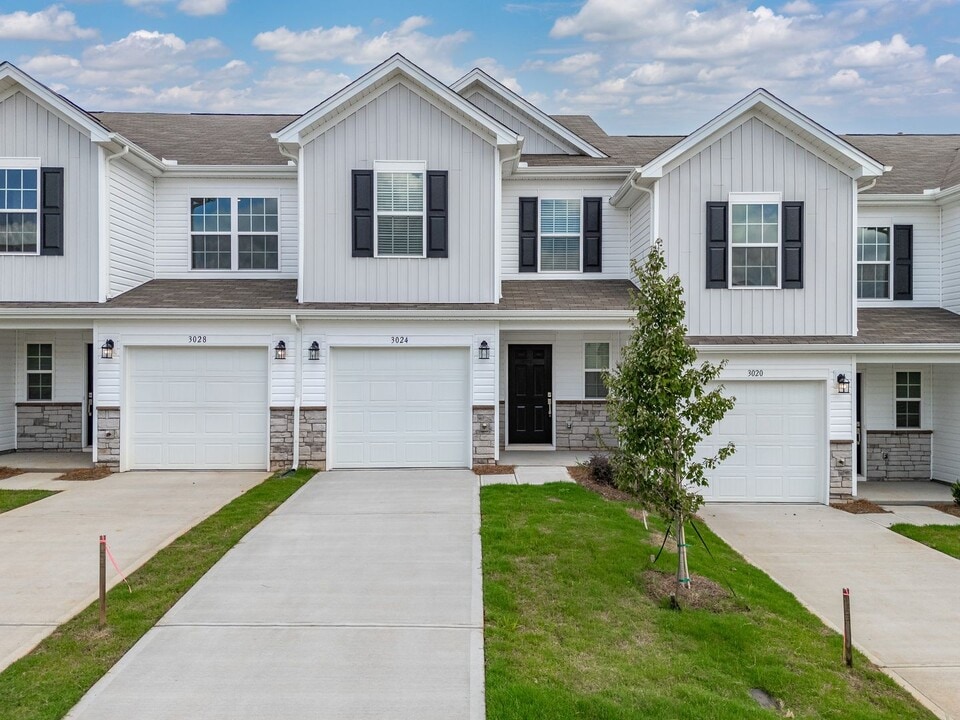 3024 Whispering Willows Ct in Inman, SC - Building Photo