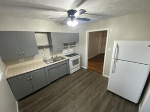 877 Windsor Dr in Salina, KS - Building Photo - Building Photo