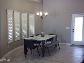 7836 Enchanted View Dr in El Paso, TX - Foto de edificio - Building Photo