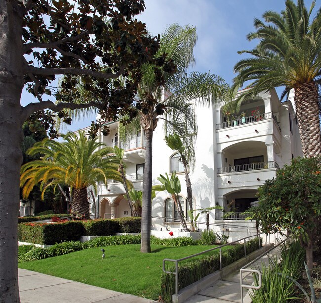 527 San Vicente Blvd in Santa Monica, CA - Foto de edificio - Building Photo