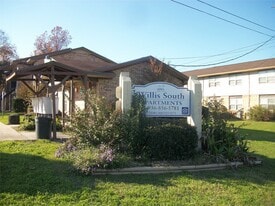 203 E Watson St in Willis, TX - Building Photo