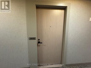 8 Interchange Wy in Vaughan, ON - Building Photo - Building Photo