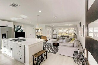 604 W Crestland Dr in Austin, TX - Building Photo - Building Photo