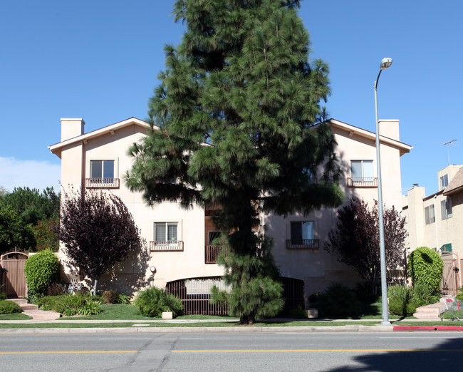 17311 Chatsworth St in Granada Hills, CA - Foto de edificio - Building Photo