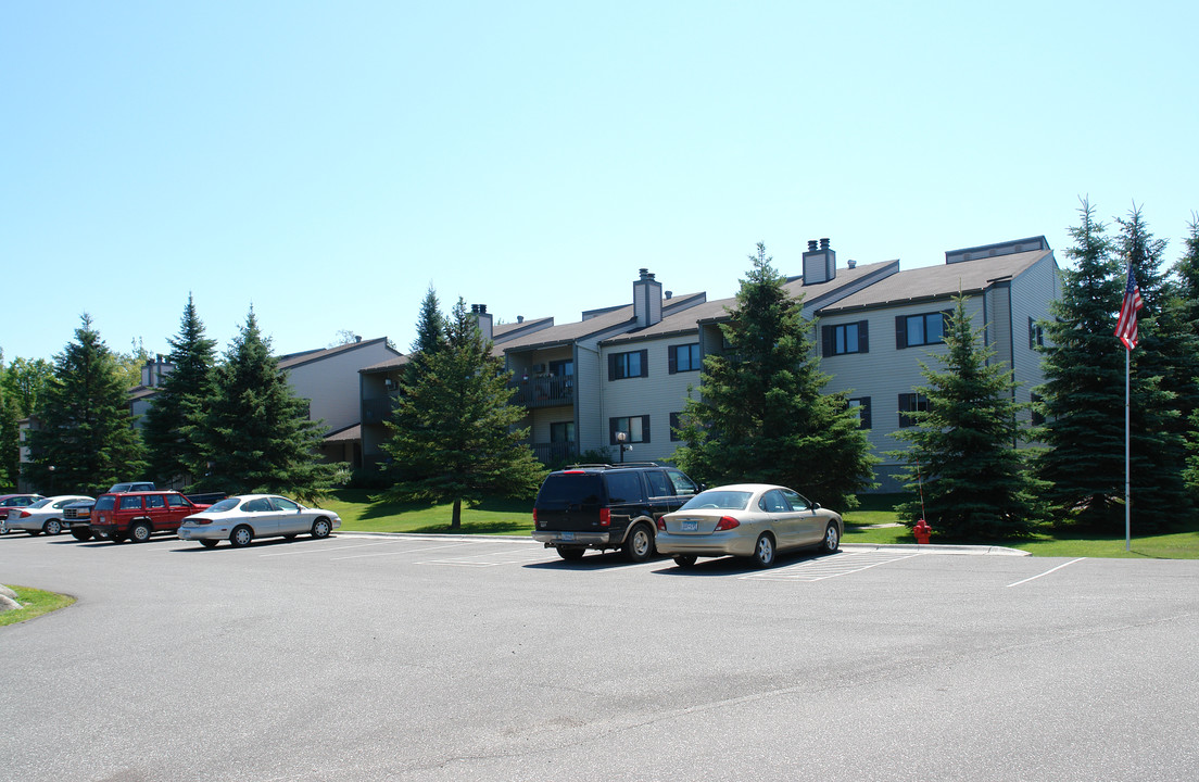 10 Village Dr in Duluth, MN - Building Photo