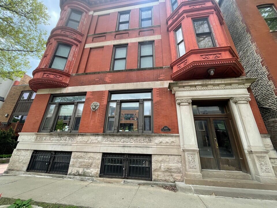 1049 W Altgeld St in Chicago, IL - Building Photo