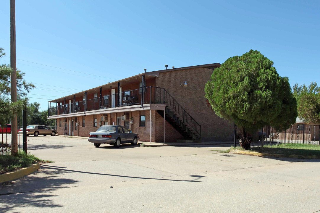 Royal Oaks in Oklahoma City, OK - Building Photo