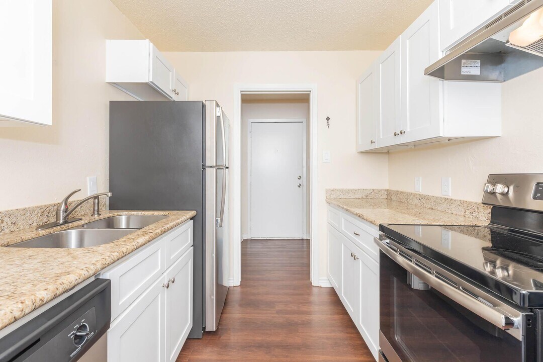 1960 Camelot St, Unit Regency in Orange, TX - Building Photo