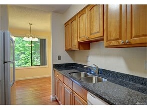 16310 NE 12th Ct in Bellevue, WA - Building Photo - Building Photo
