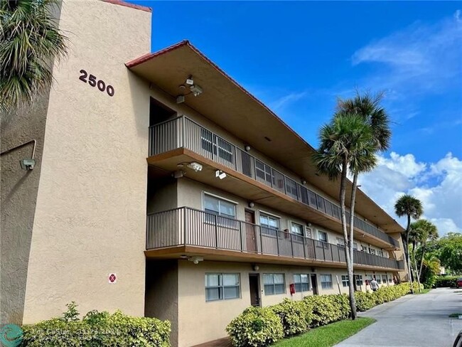 2500 Coral Springs Dr in Coral Springs, FL - Foto de edificio - Building Photo