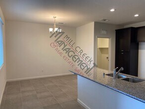 344 W Kimball Ave in Visalia, CA - Building Photo - Building Photo