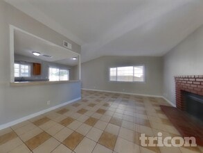 37243 55th St E in Palmdale, CA - Foto de edificio - Building Photo