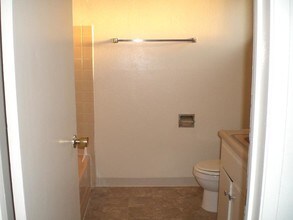 Lake Crest Apartments in Marysville, CA - Building Photo - Building Photo