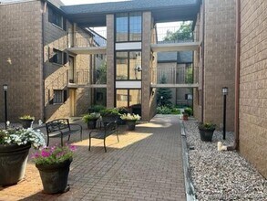 181 Loomis Dr in West Hartford, CT - Building Photo - Building Photo