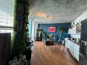 690 SW 1st Ct, Unit 1950 in Miami, FL - Foto de edificio - Building Photo